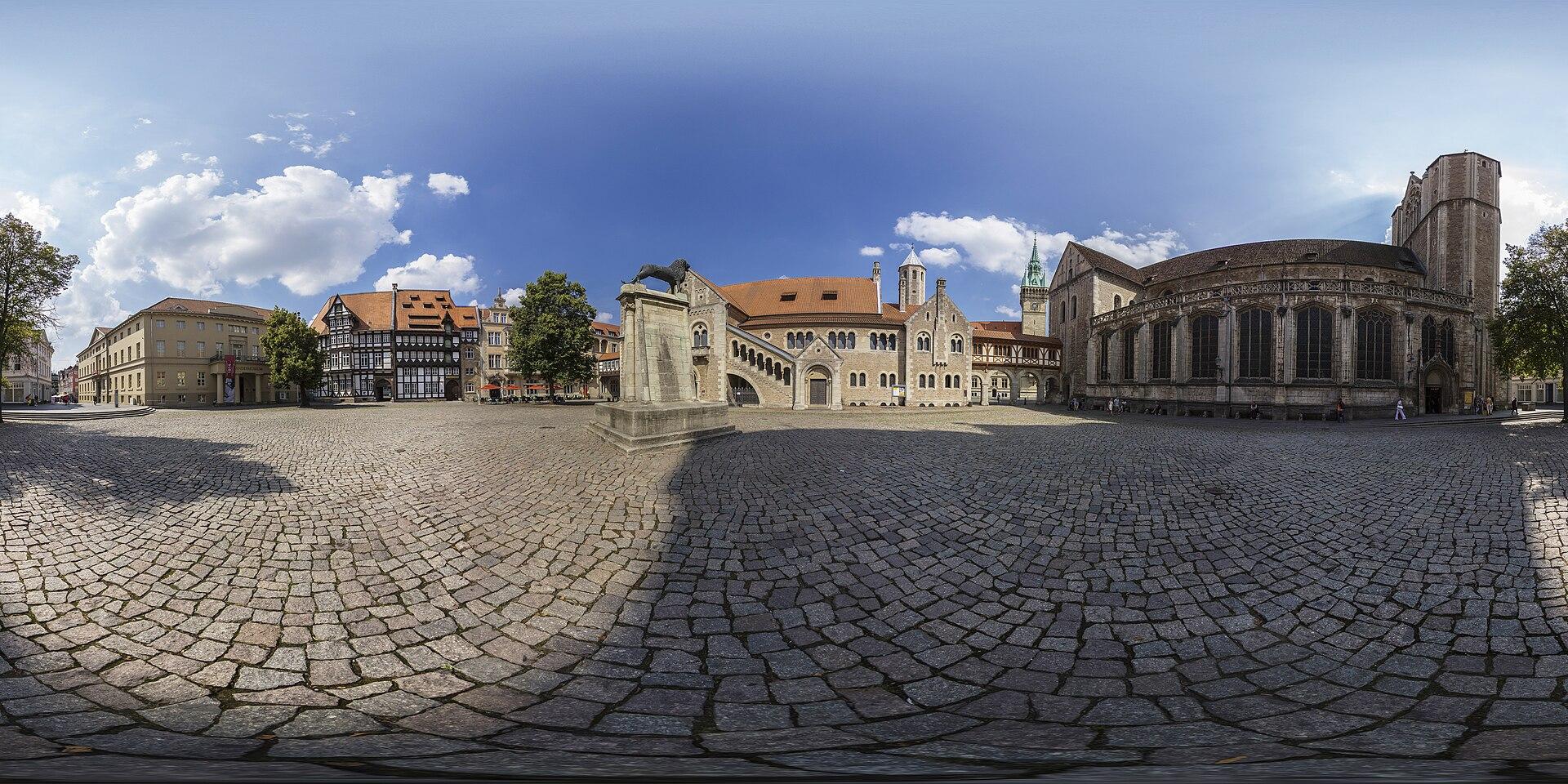 Burgplatz mit Löwenstandbild, Burg Dankwarderode und Dom St. Blasii in Braunschweig